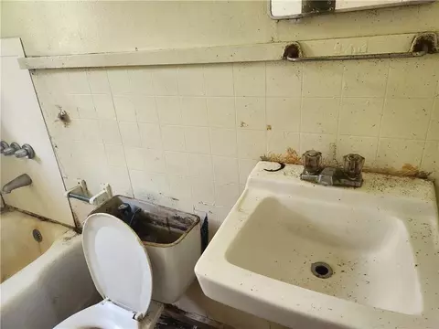 Bath - 2436 Ridge Rd N, Mobile, AL 36617 photo 3 of 4