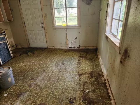 Entry Way - 2436 Ridge Rd N, Mobile, AL 36617 photo 2 of 4