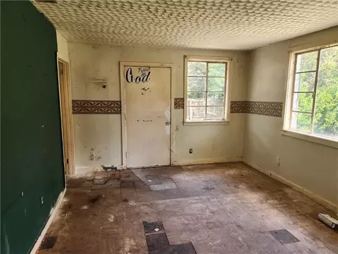 Living - 2436 Ridge Rd N, Mobile, AL 36617 photo 1 of 1