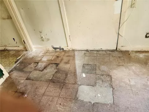 Entry Way - 2436 Ridge Rd N, Mobile, AL 36617 photo 4 of 4