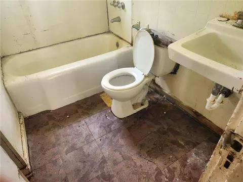 Bath - 2436 Ridge Rd N, Mobile, AL 36617 photo 4 of 4