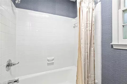Bath - 5575 Mccrary Rd, Semmes, AL 36575 photo 2 of 7