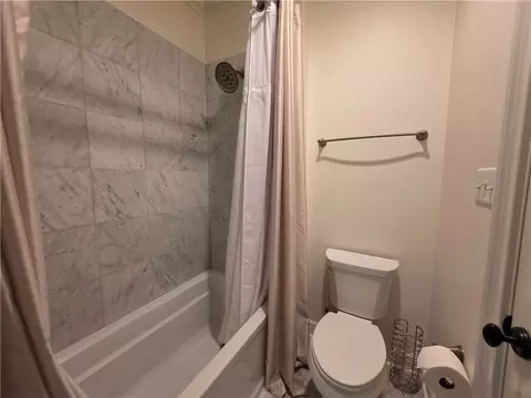 Bath - 114 Hillwood Rd, Mobile, AL 36608 photo 2 of 9