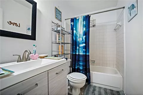 Bath - 5724 Green Tree Rd, Mobile, AL 36609 photo 3 of 3