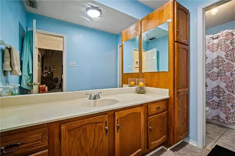 Bath - 5724 Green Tree Rd, Mobile, AL 36609 photo 2 of 3