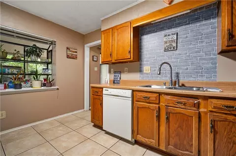 Kitchen - 5724 Green Tree Rd, Mobile, AL 36609 photo 4 of 4