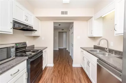 Kitchen - 4009 Old Shell Rd #B5, Mobile, AL 36608 photo 5 of 6