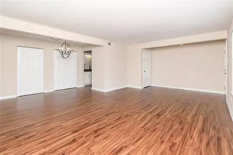 Living - 4009 Old Shell Rd #B5, Mobile, AL 36608 photo 3 of 7