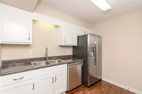 Kitchen - 4009 Old Shell Rd #B5, Mobile, AL 36608 photo 2 of 6