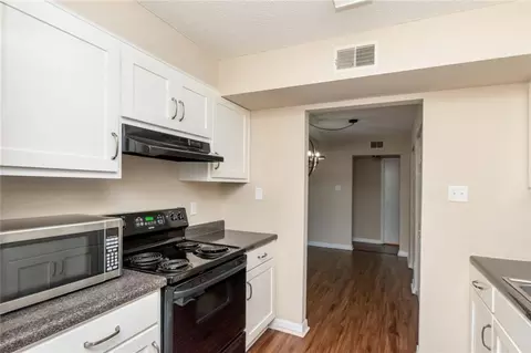 Kitchen - 4009 Old Shell Rd #B5, Mobile, AL 36608 photo 4 of 6