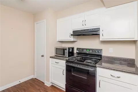 Kitchen - 4009 Old Shell Rd #B5, Mobile, AL 36608 photo 3 of 6
