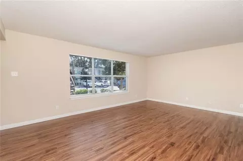 Living - 4009 Old Shell Rd #B5, Mobile, AL 36608 photo 2 of 7