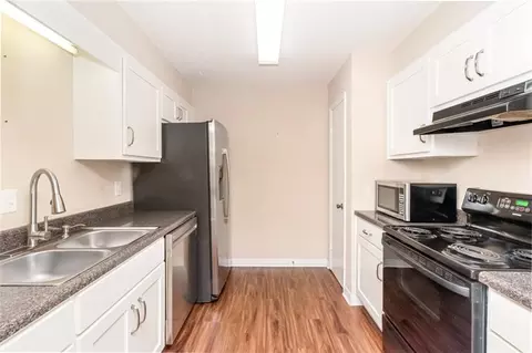 Kitchen - 4009 Old Shell Rd #B5, Mobile, AL 36608 photo 1 of 6
