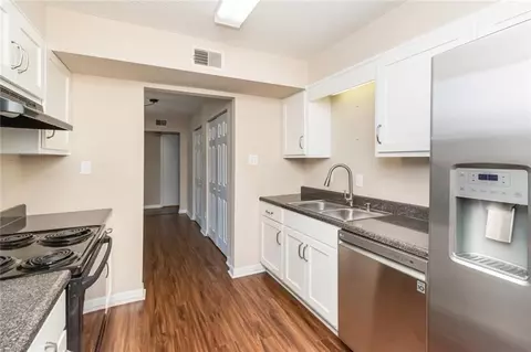 Kitchen - 4009 Old Shell Rd #B5, Mobile, AL 36608 photo 6 of 6