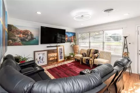 Living - 6716 Three Notch Rd, Mobile, AL 36619 photo 3 of 4