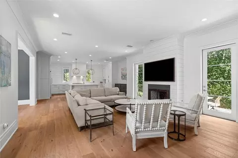 Living - 140 Mcgregor Ave S #E, Mobile, AL 36608 photo 3 of 3