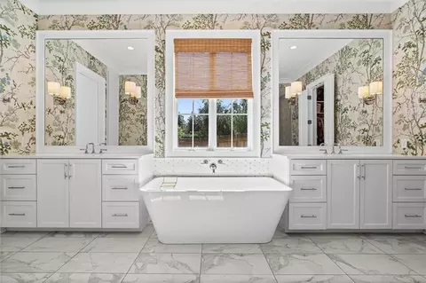 Bath - 140 Mcgregor Ave S #E, Mobile, AL 36608 photo 1 of 8
