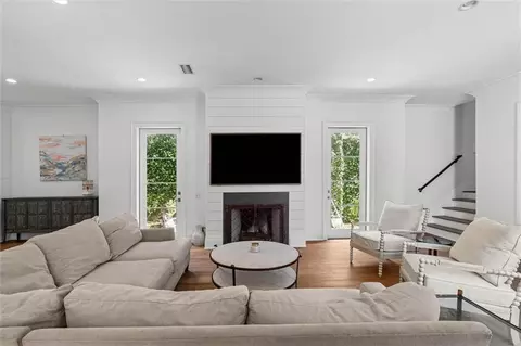 Living - 140 Mcgregor Ave S #E, Mobile, AL 36608 photo 2 of 3
