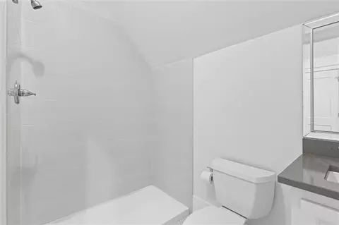 Bath - 140 Mcgregor Ave S #E, Mobile, AL 36608 photo 5 of 8