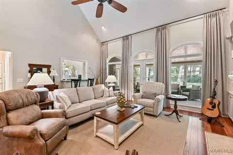 Living - 7149 Pinecrest Dr, Montgomery, AL 36117 photo 3 of 7