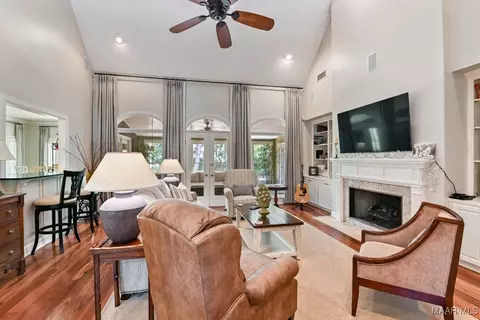 Living - 7149 Pinecrest Dr, Montgomery, AL 36117 photo 5 of 7