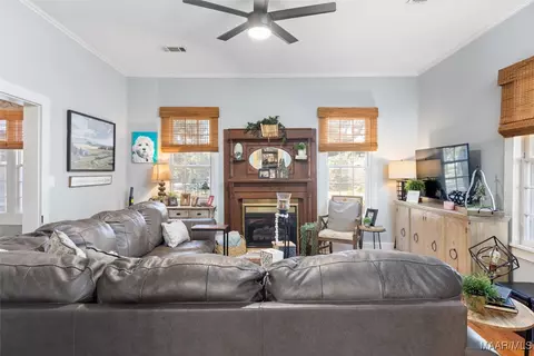 Living - 511 Claud Rd, Eclectic, AL 36024 photo 2 of 3