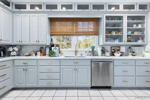 Kitchen - 511 Claud Rd, Eclectic, AL 36024 photo 2 of 4