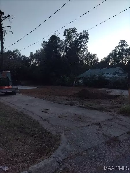 808 Dutch St, Dothan, AL 36301 photo 3