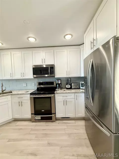 Kitchen - 320 Tulip Dr, Equality, AL 36026 photo 6 of 8