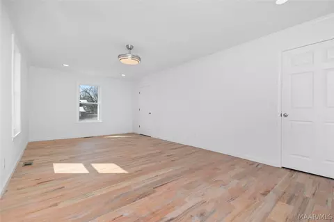 Living - 203 8th St, Clanton, AL 35045 photo 4 of 4