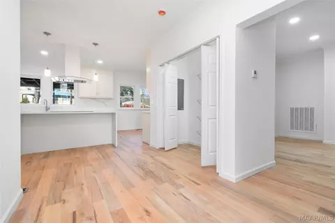 Entry Way - 203 8th St, Clanton, AL 35045 photo 4 of 4