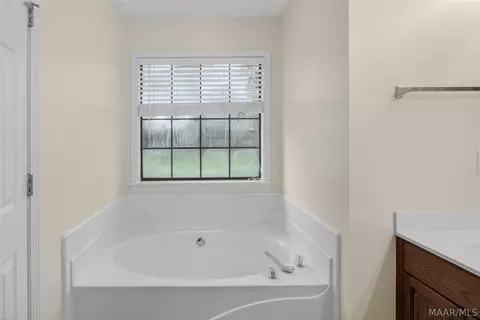 Bath - 730 Ryefield Rd, Montgomery, AL 36117 photo 5 of 5