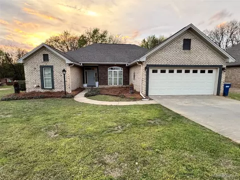 181 Village Knl, Wetumpka, AL 36093