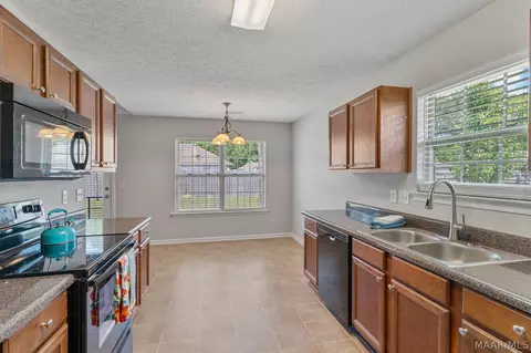 Kitchen - 121 Bishop Ct, Millbrook, AL 36054 photo 3 of 5
