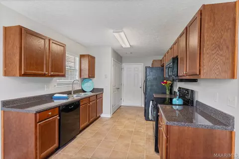 Kitchen - 121 Bishop Ct, Millbrook, AL 36054 photo 2 of 5