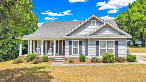 1529 White Cloud Dr, Deatsville, AL 36022