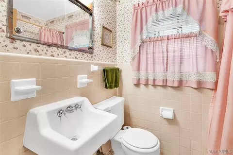 Bath - 206 E Riding Rd, Montgomery, AL 36116 photo 3 of 4