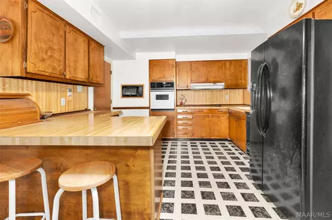 Kitchen - 206 E Riding Rd, Montgomery, AL 36116 photo 2 of 3