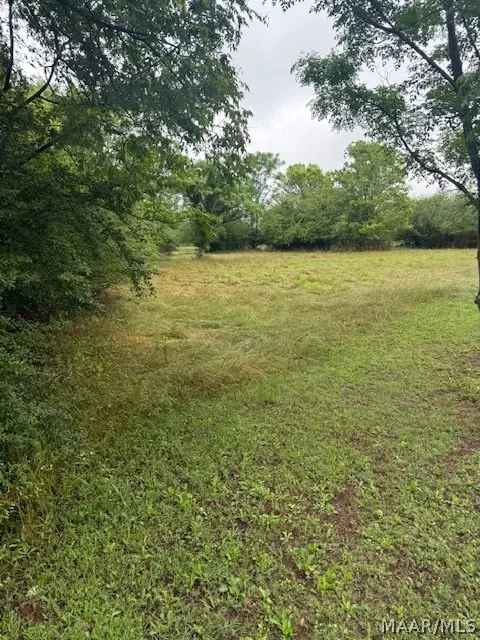 2 Coosa River Rd, Deatsville, AL 36022