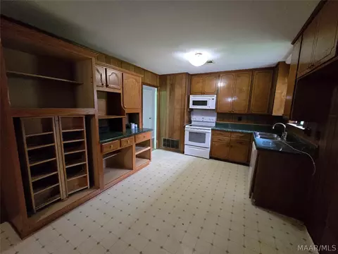 114 E Teri Ct, Prattville, AL 36066