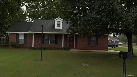 90 Scarlet Oak Dr, Deatsville, AL 36022