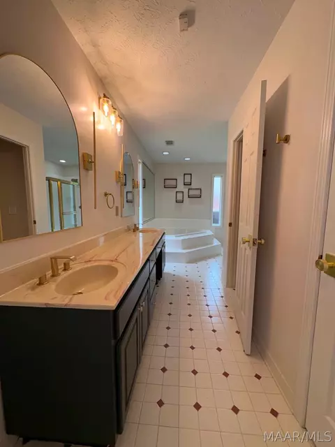 Bath - 2310 Halcyon Blvd, Montgomery, AL 36117 photo 2 of 5