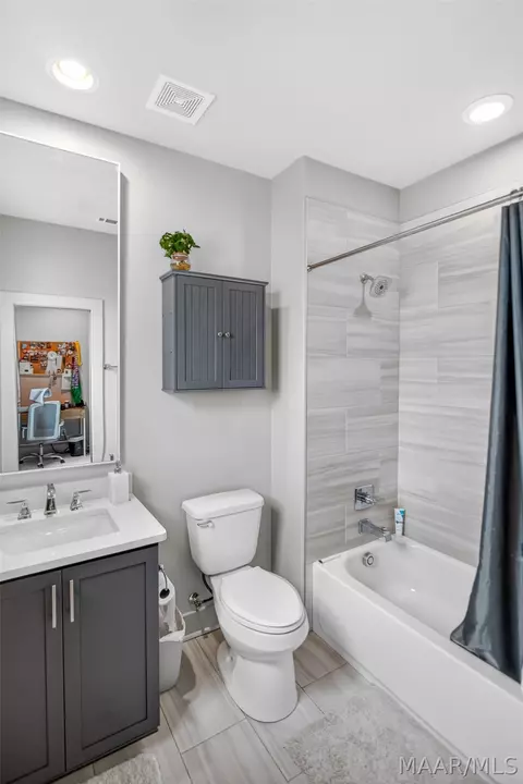 Bath - 4663 Broadwick St, Montgomery, AL 36116 photo 2 of 5