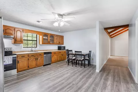 Entry Way - 200 Mae St, Clanton, AL 35045 photo 2 of 3
