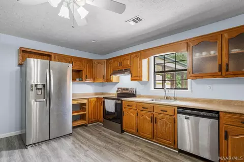 Kitchen - 200 Mae St, Clanton, AL 35045 photo 2 of 2