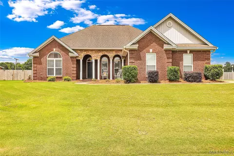 46 Jennifer Ln, Deatsville, AL 36022