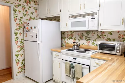 Kitchen - 209 Shadow Ln, Troy, AL 36079 photo 2 of 3