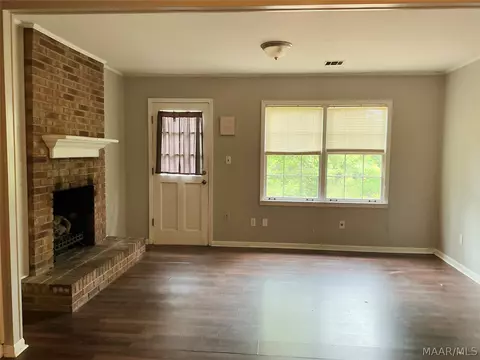 Living - 529 Dixie Dr, Selma, AL 36701 photo 2 of 6