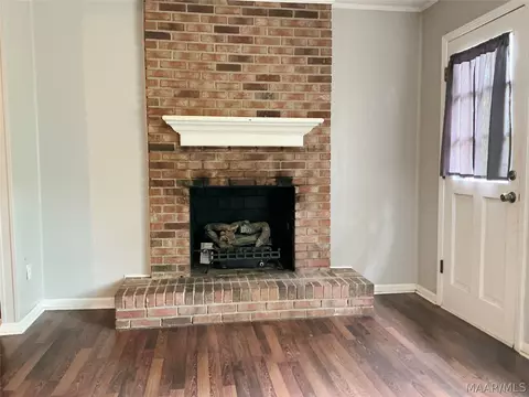 Living - 529 Dixie Dr, Selma, AL 36701 photo 3 of 6