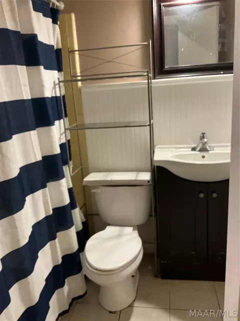Bath - 529 Dixie Dr, Selma, AL 36701 photo 1 of 2